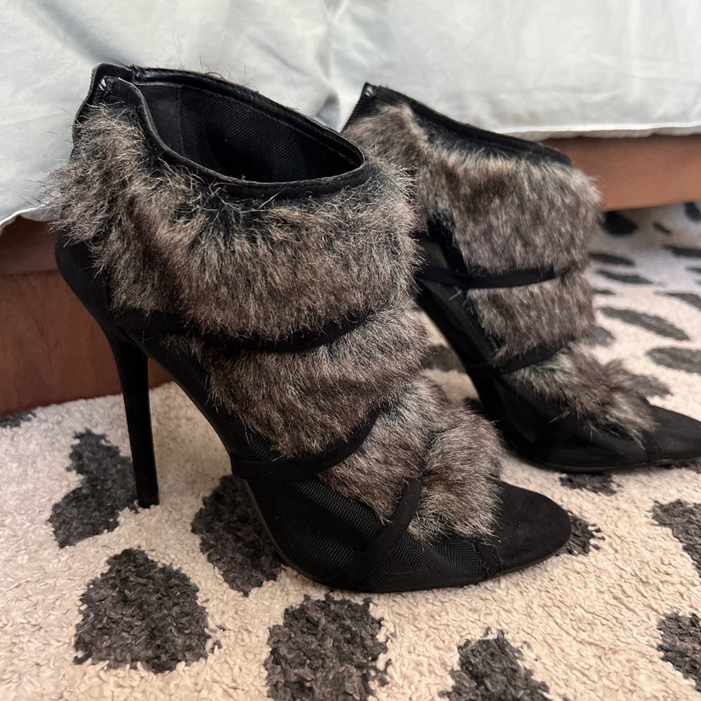 Women’s Paper Fox faux fur heels size 7